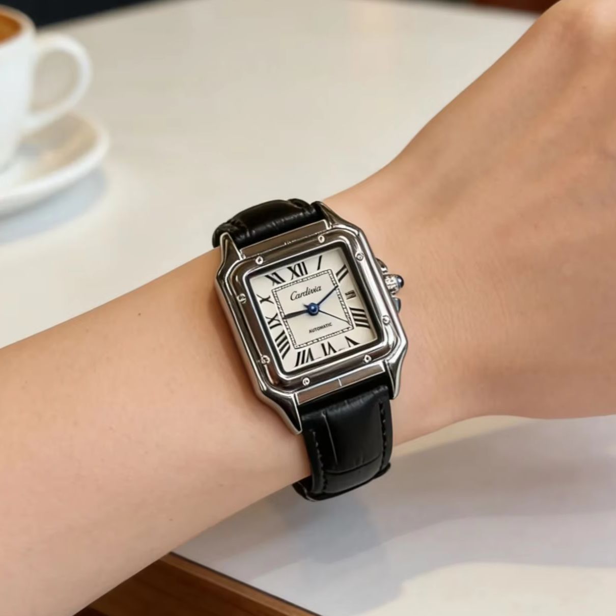 Damski zegarek kwarcowy w styl – Cartier Watch Santos recenzja i cena